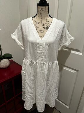 Universal Thread Cream V-Neck Short Sleeve Top